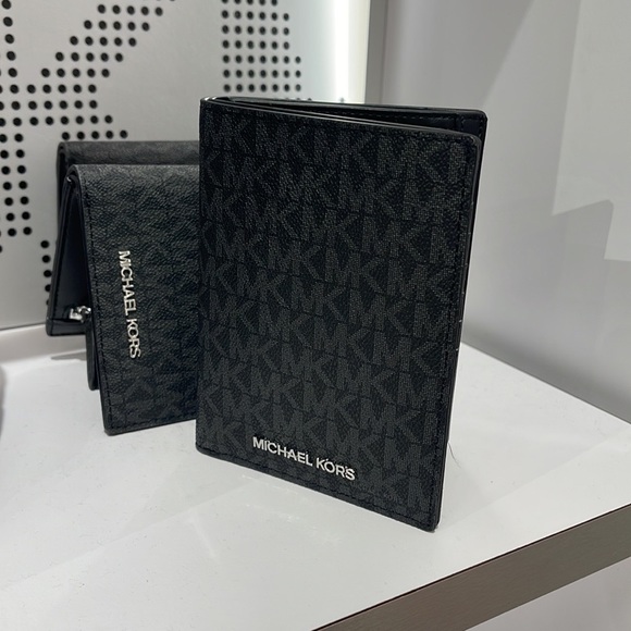 Michael Kors Jet Set Travel Passport Wallet
Black Signature/Silver-Tone Hardware - Picture 4 of 16